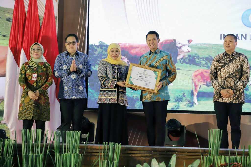Gubernur Jawa Timur Khofifah Indar Parawansa saat memberikan penghargaan kepada Bupati Tuban Aditya Halindra Faridzky.