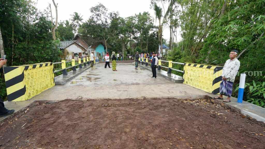 Proyek pembangunan jembatan di Banyuwangi.