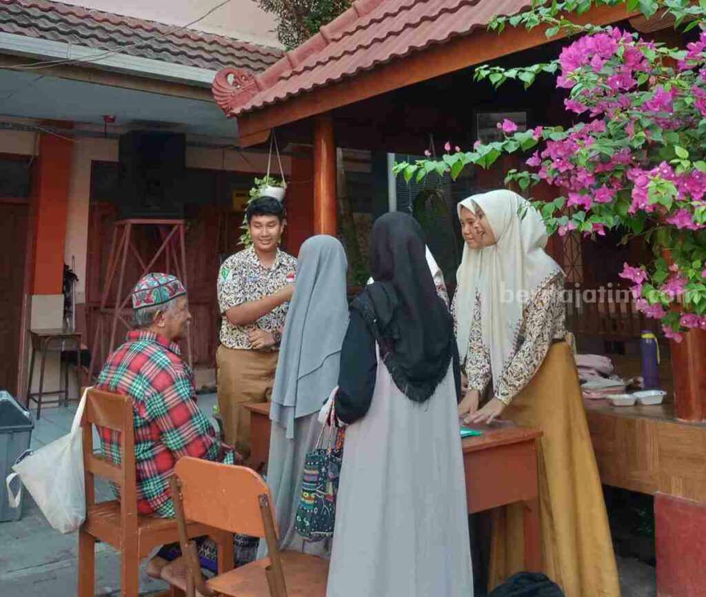 Foto orang tua siswa saat mengantar pendaftaran mengikuti Edurel Competition di UPT SMPN 1 Gresik (Deni Setiono)