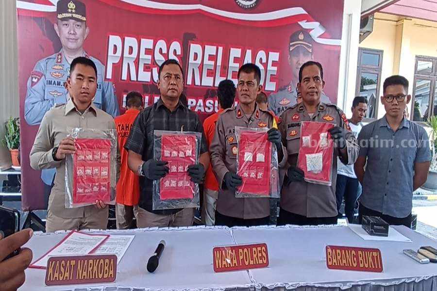 Wakapolres Pasuruan, Kompol Heri Aziz saat menunjukan barang bukti sabu tersangka.