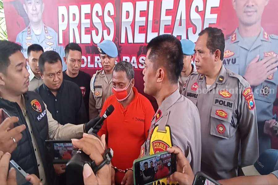Pelaku, Khoiri (52) saat akui peebuatannya di Polres Pasuruan.