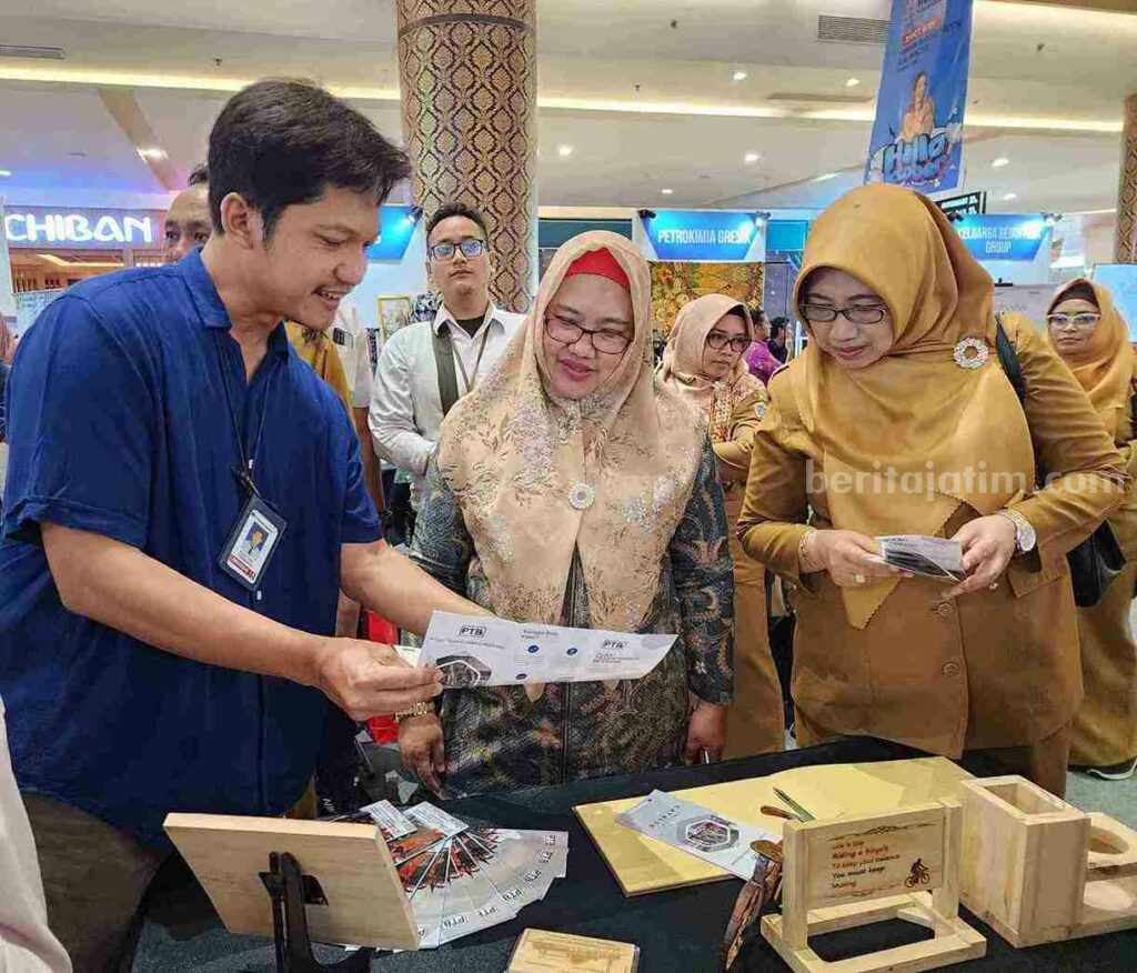 Freeport Gresik Sulap Limbah Jadi Bahan Bernilai Ekonomis Salah satu produk daur ulang proyek smelter PT Freeport Indonesia yang dipamerkan di mall Gresik