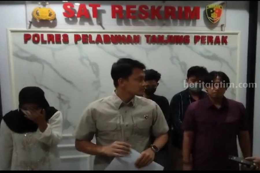 Polisi Tangkap Dua Pelaku Penganiayaan di Suramadu, Satu Lainnya Kabur Iptu Muhammad Prasetyo saat merilis dua tersangka penganiayaan di Polres Pelabuhan Tanjung Perak, Kamis (02/10/2023).