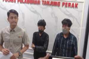 Kasat Reskrim Polres Pelabuhan Tanjung Perak, Iptu Muhammad Prasetyo (kiri), Fadil (tengah) dan Amrullah (kanan) saat di Polres Pelabuhan Tanjung Perak.