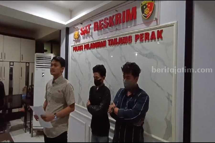 Tersangka Penganiayaan di Suramadu Diduga Anak Petinggi Madura Kasat Reskrim Polres Pelabuhan Tanjung Perak (kiri) dan Fadil (tengah), serta Amrullah (kanan) saat dirilis di Polres Pelabuhan Tanjung Perak, Kamis (02/10/2023). (Foto/Anggadia)