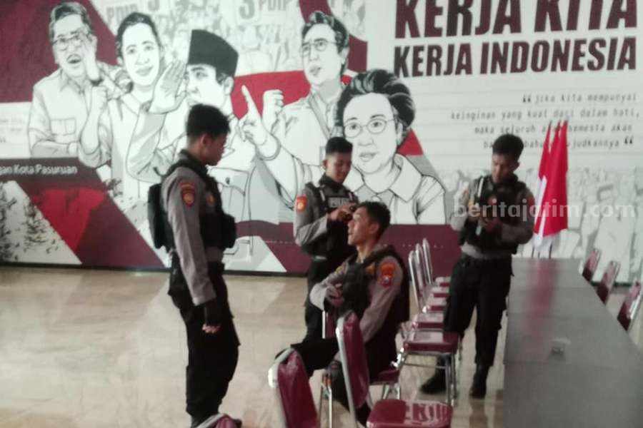 Sejumlah anggota kepolisian saat mendatangi kantor DPC PDI Perjuangan Kota Pasuruan.