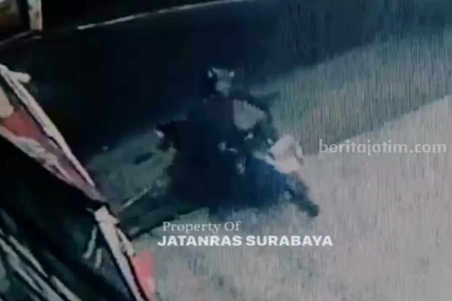 Aksi Ardian Siswoko saat mencuri sepeda motor di Manukan. (Foto/Jatanras Polrestabes Surabaya).