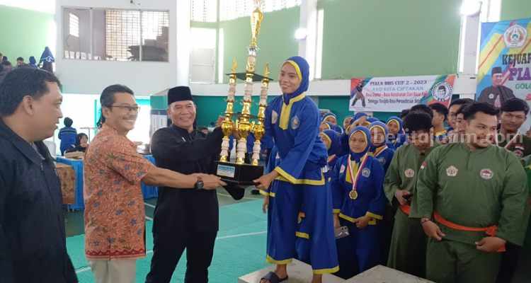 BHS menyerahkan tropi saat Kejuaraan BHS. (Way)