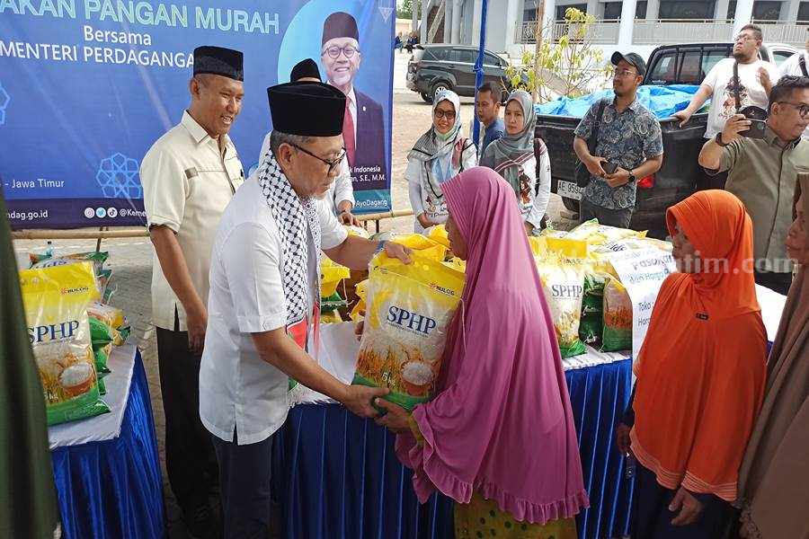 Mendag Zulkifli Hasan saat menyalurkan beras SPHP kepada warga Desa Gundik Kecamatan Slabung di komplek Pondok Modern Arrisalah. (Foto/Endra Dwiono/Beritajatim.com)