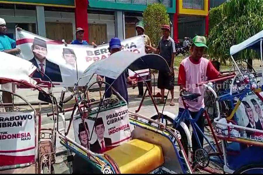 Bertempat di depan Pasar Legi Ponorogo, para penarik becak ini dukung Prabowo-Gibran. (Foto/Istimewa)