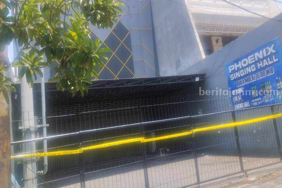 Phoenix Club Surabaya disegel oleh kepolisian pasca adanya tamu yang menusuk warga Pamekasan hingga tewas, Minggu (05/11/2023) dini hari. (Foto/ist).