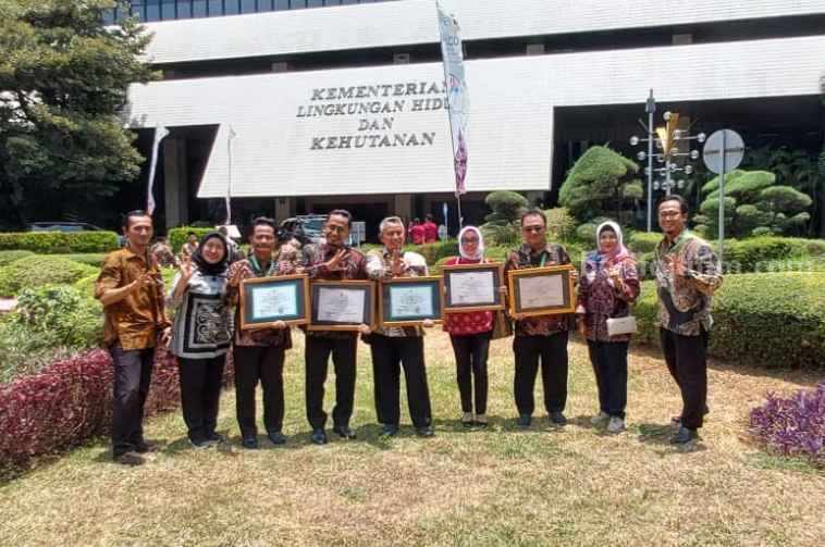 Foto perwakilan SMPN dan SDN asal Gresik usai menerima Adiwiyata Mandiri.
