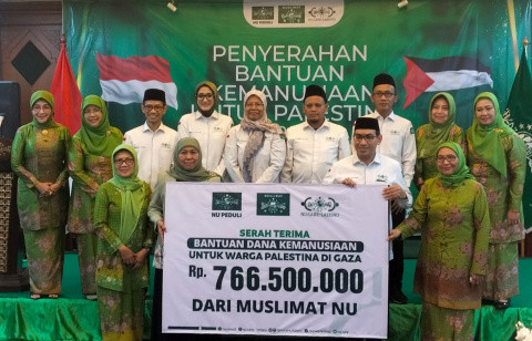 PP Muslimat NU Serahkan Bantuan Tahap Satu untuk Rakyat Palestina Ketua Umum Pimpinan Pusat (PP) Muslimat Nahdlatul Ulama (NU) Khofifah Indar Parawansa dan beberapa pengurus menyerahkan bantuan dana.