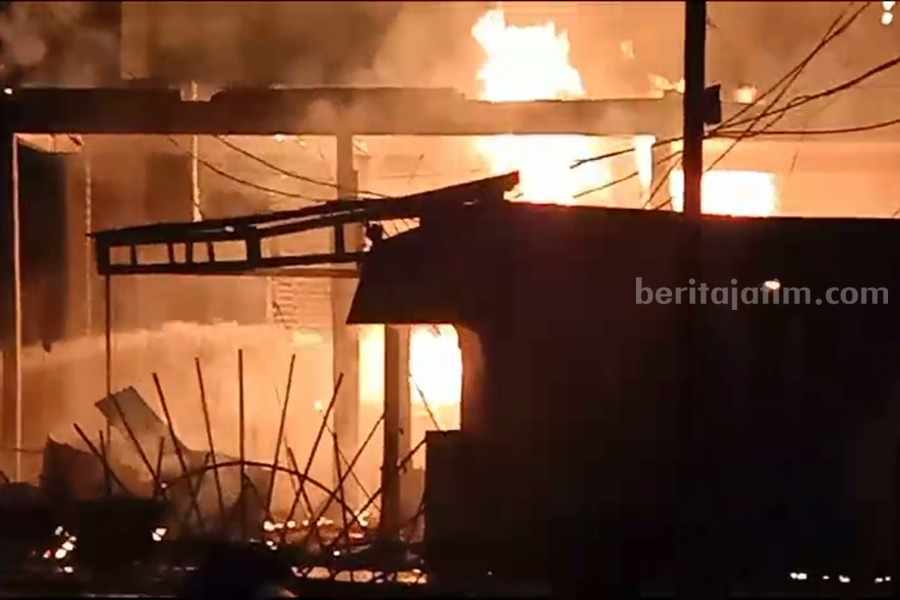 Pom Mini di Sidoarjo Terbakar, Meledak Berulang-ulang, Tiga Rumah Ludes Rumah Mujahidin yang ludes terbakar
