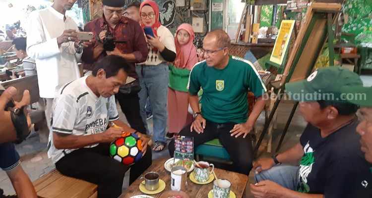Legenda sepak bola makan di ketan punel. (Way)