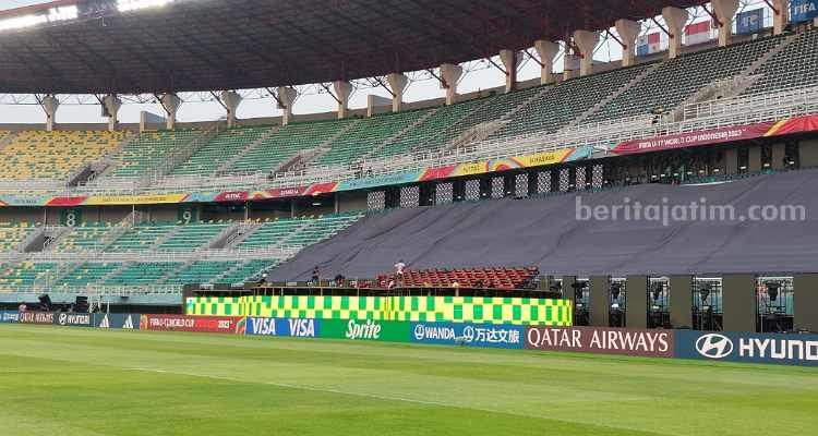 Persiapan jelang opening Piala Dunia di Gelora Bung Tomo, Surabaya. (Way)