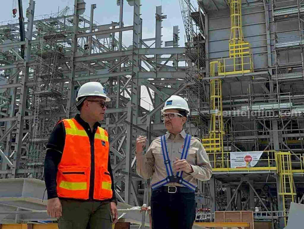 Wamen BUMN Yakin Proyek Smelter PTFI di Gresik Tepat Waktu Wamen BUMN Kartika Wirjoatmodjo (kiri) didampingi Presdir PTFI Tony Wenas (kanan) saat berkunjung ke proyek smelter di kawasan JIIPE Gresik