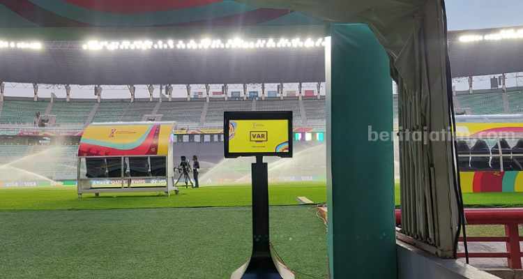 Penggunaan VAR pertama saat Piala Dunia U17 di Indonesia. (Way)