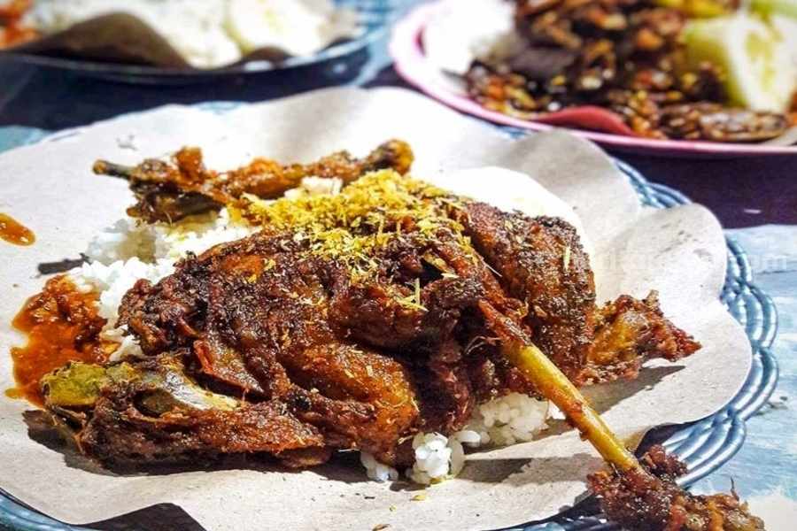 Bebek Tugu Pahlawan, kuliner legendaris di Surabaya. (Sumber foto: Instagram/foo.ga)