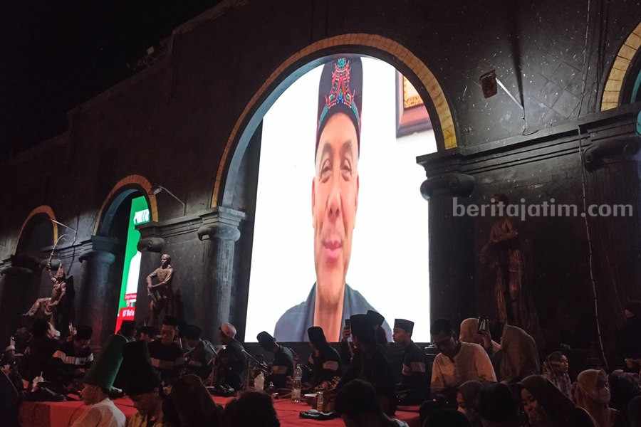 Wajah Bacapres Ganjar Pranowo berada di layar lebar yang ada di panggung utama Alun-alun Ponorogo. (Foto/Endra Dwiono/Beritajatim.com)