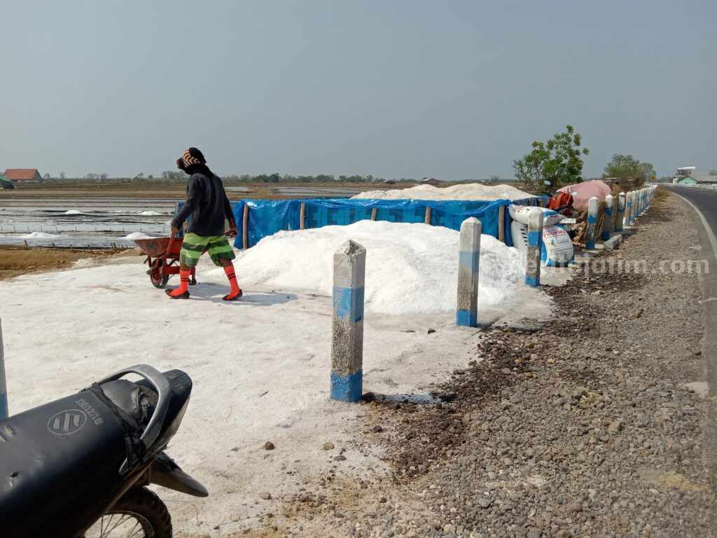 Hasil produksi garam petani Sampang (Foto: Zamachsari/beritajatim.com)