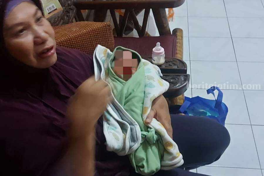 Bayo yang ditemukan oleh Gita (30) warga Gubeng, Surabaya usai mengambil uang di ATM Swalayan, Jumat (10/11/2023) malam.