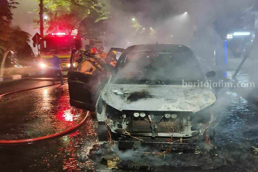 Mobil Innova Reborn yang terbakar di Jalan Mayjend Sungkono, Sabtu (11/11/2023). (Foto/ist)