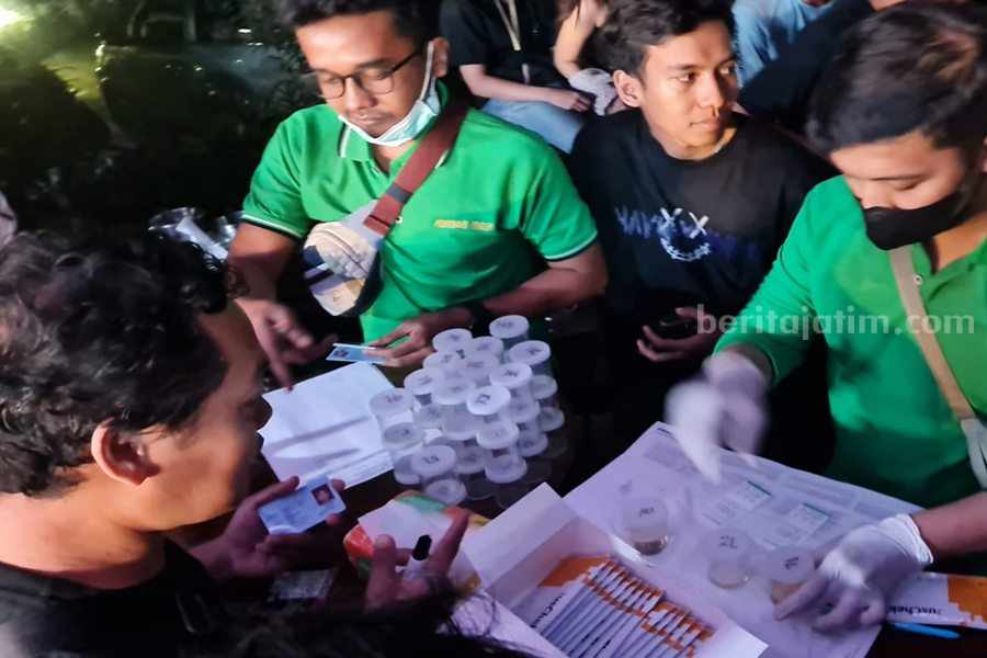 Petugas BNN Kota Surabaya saat melakukan tes urine kepada pengunjung HW Helen's Live Bar Kertajaya, Minggu (12/11/2023). (Foto/Anggadia)