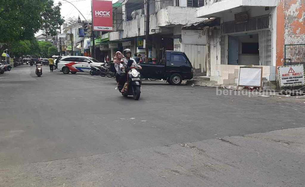 Atasi Banjir, Perbaikan Saluran Air di Jalan Samanhudi Gresik Dipercepat Jalan Samanhudi Gresik yang menjadi langganan banjir saat musim hujan