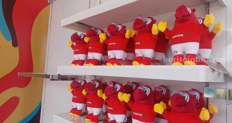 Merchandise Piala Dunia U17 di Stadion GBT Surabaya. (Way)