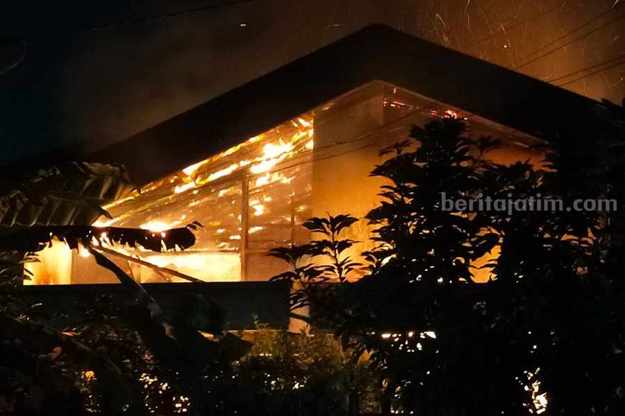 Rumah di Kertajaya Indah Timur yang terbakar, Selasa (14/11/2023). (Foto/ist)