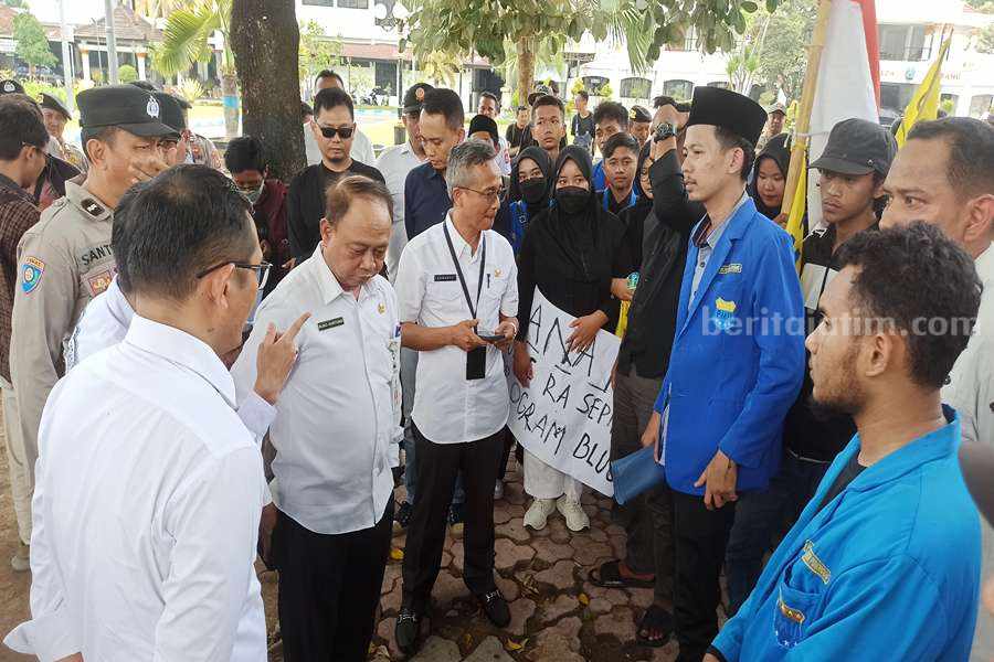 Para mahasiswa yang tergabung dalam PC PMII Ponorogo saat ditemui sejumlah pejabat Pemkab Ponorogo saat berdemo atau unjuk rasa. (Foto/Endra Dwiono/Beritajatim.com)
