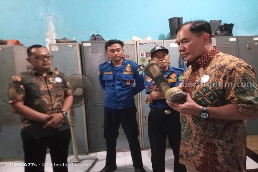 Bambang Haryo Soekartono dan petugas PMK Unit Buduran