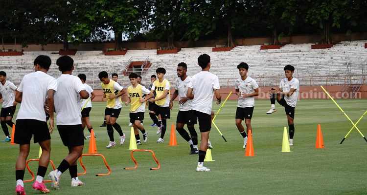 Timnas Indonesia latihan bersama di Stadion Gelora 10 November. (Way)