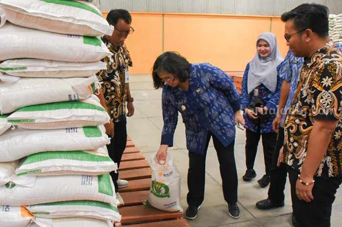 Pj Walkot Kediri Sidak Bulog, Cek Stok Beras dan Kualitasnya