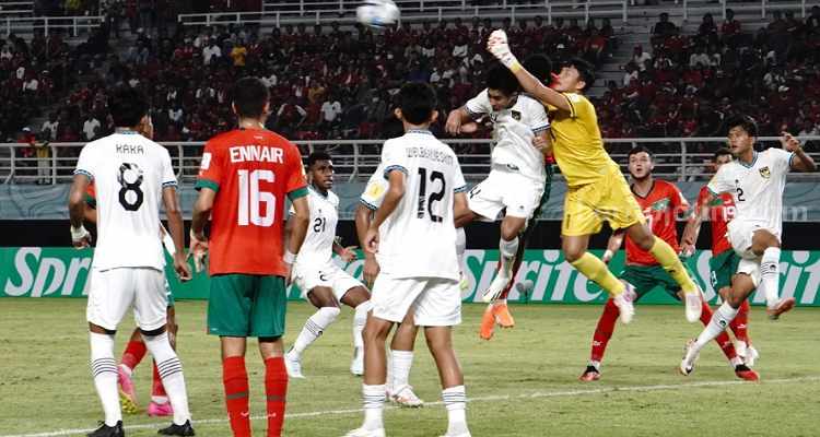 Ditumbangkan Maroko 3-1, Peluang Lolos Indonesia Tipis Indonesia vs Marocco saat bermain di Stadion Gelora Bung Tomo, Surabaya. (Way)