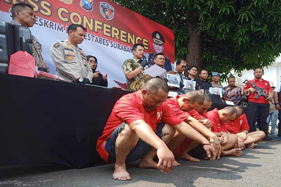 Polisi Tangkap Komplotan Pembobol Rumah Kosong Surabaya Kelima pelaku pembobolan saat diamankan di Polrestabes Surabaya.