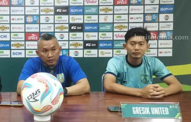 VPelatih Gresik United Rudy Eka Priyambada dan pemain Malik Prayitno