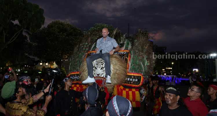 Vlado, salah satu delegated fifa yang mencoba naik reog ponorogo di balai kota. (Beritajatim- Wahyu)