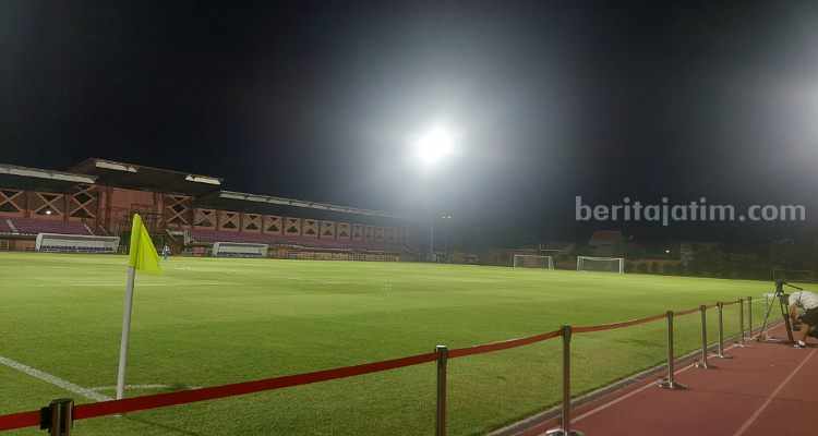 Alat Belum Tiba, Timnas U17 Iran Gagal Latihan Suasana Lapangan Thor Surabaya sembari menunggu Iran Tak kunjung datang. (Beritajatim- Wahyu H )