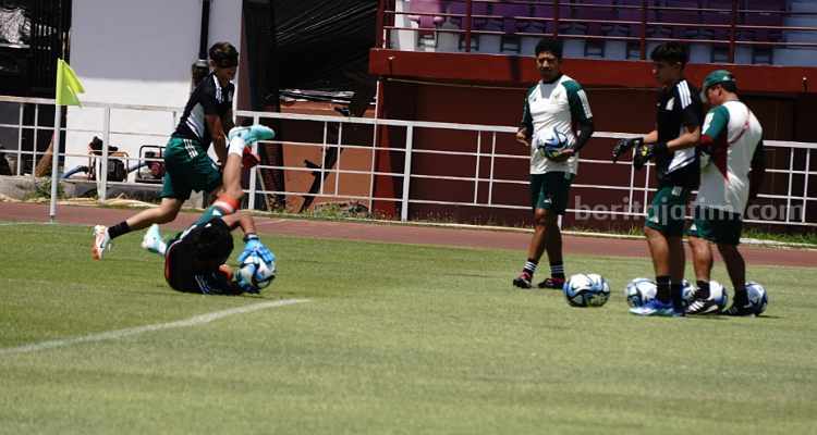 Jelang Babak Ke 16, Mexico Intip Kekuatan Mali Tim Mexico U17 berlatih di lapangan Thor. (Beritajatim- Wahyu H)