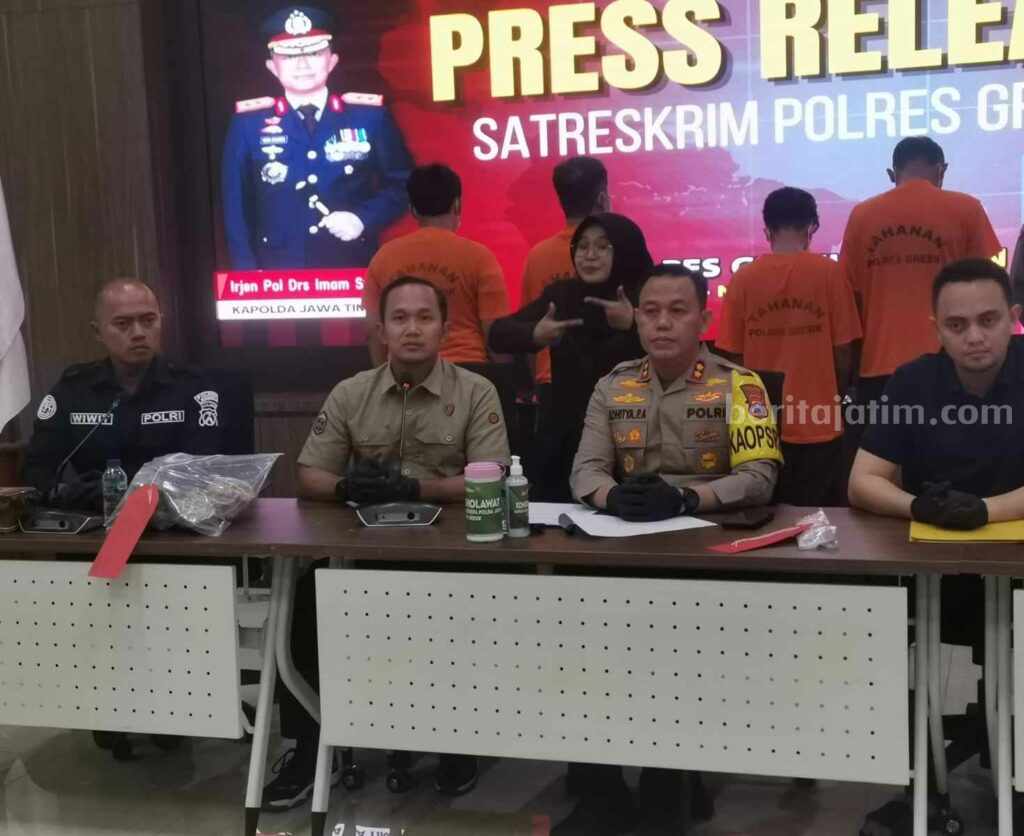 Kapolres AKBP Adhitya Panji Anom saat memberikan keterangan pers terkait kasus kericuhan suporter dengan petugas