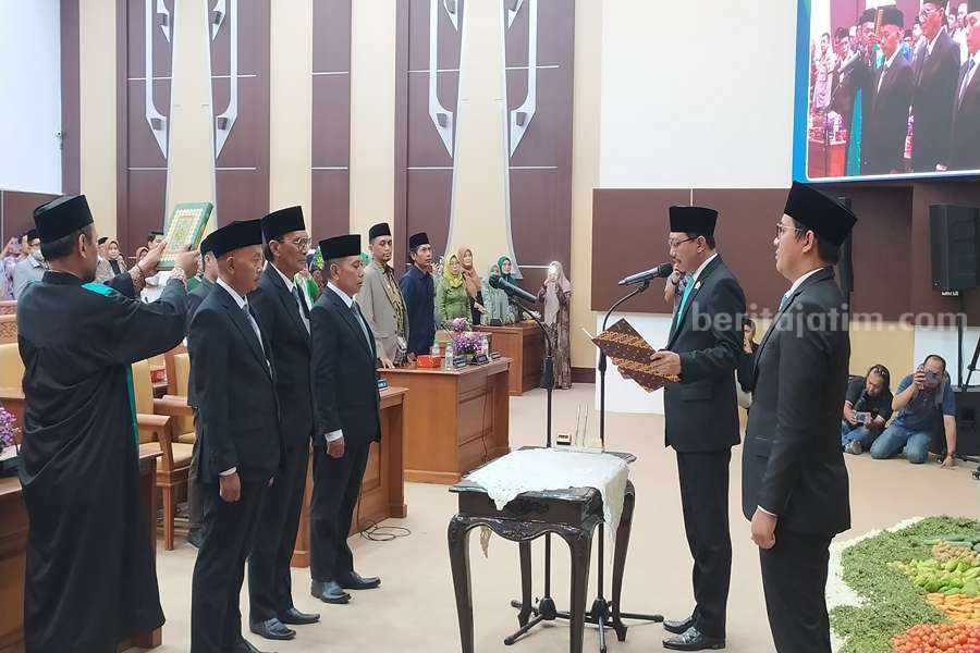 Foto : Pengambilan sumpah tiga anggota DPRD Kabupaten Pasuruan oleh Ketua DPRD Kabupaten Pasuruan, Sudiono Fauzan.