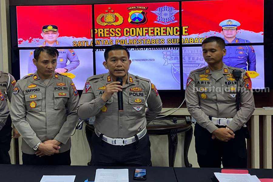 Pelajar SMA Tabrak Pemotor Hingga Tewas di Surabaya Terancam Hukuman Berat Kasatlantas Polrestabes Surabaya, AKBP Arif Fazlurrahman (tengah) saat rilis di Satpas Colombo, Rabu (22/11/2023). (Foto/anggadia).