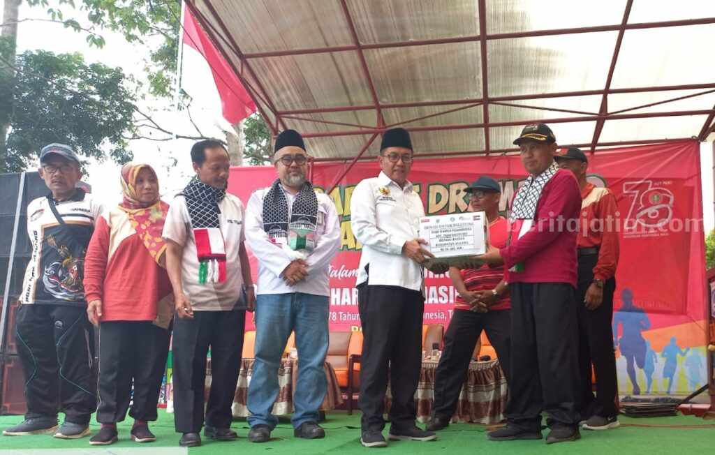 Pegawai dan Guru Honorer di Malang Kumpulkan Donasi untuk Palestina Ratusan pegawai dan guru honorer di Kecamatan Poncokusumo, Kabupaten Malang, menyerahkan donasi yang mereka kumpulkan pada BAZNAS, Rabu (22/11/2023).