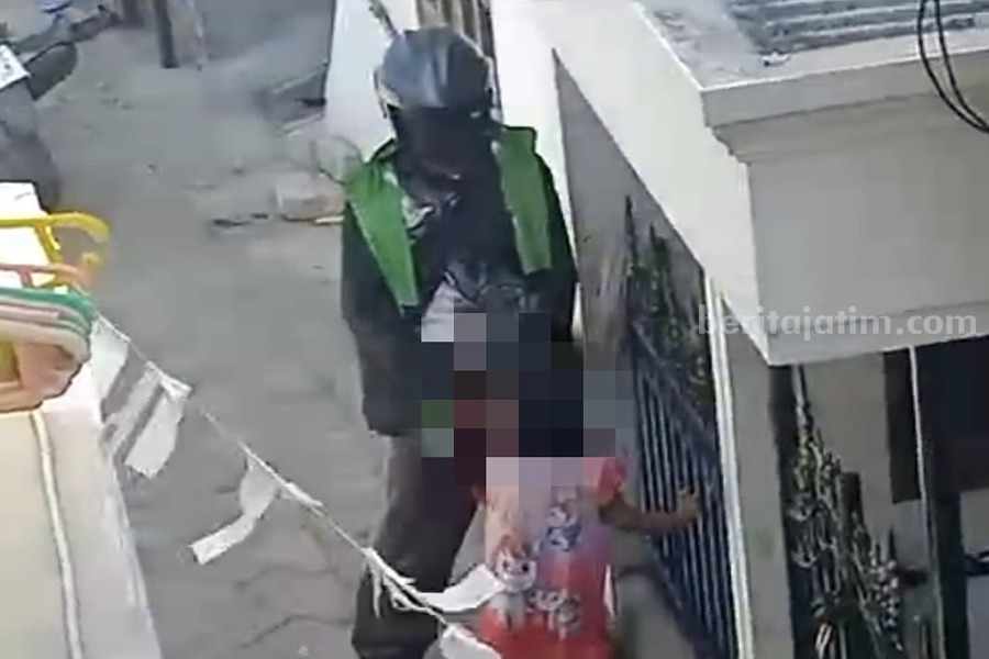 Tangkapan video saat pelaku melakukan aksi pelecehan kepada korban yang masih berumur 4 tahun.