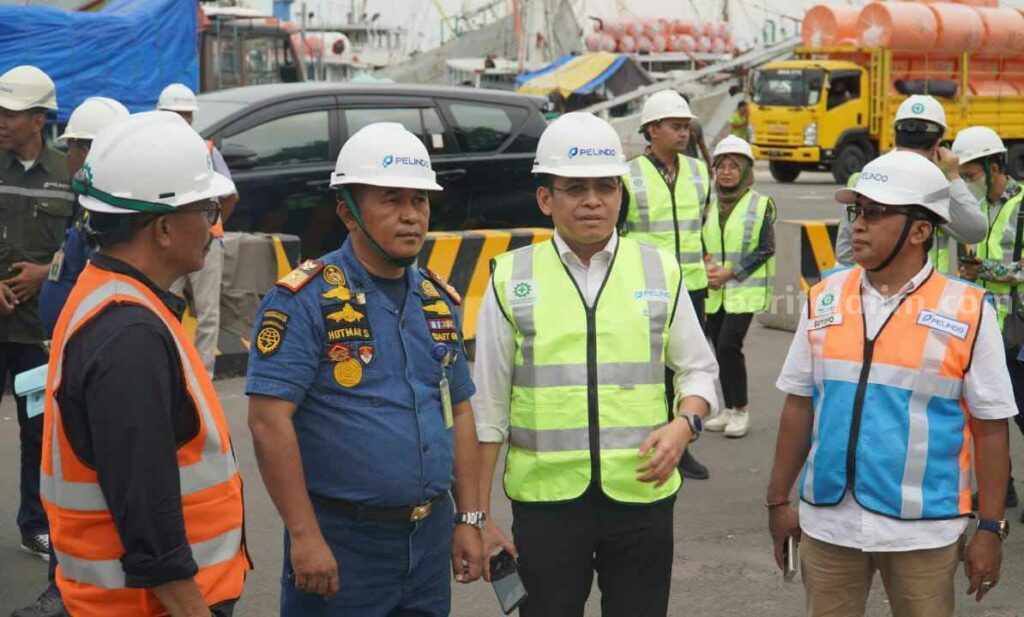 Kemenko Marves Puji Pengelolaan Pelabuhan Gresik Foto Asisten Deputi (Asdep) Bidang Infrastruktur Konektifitas Kemenko Marves Rahman Hidayat (dua dari kanan) saat berkunjung di Pelabuhan Gresik