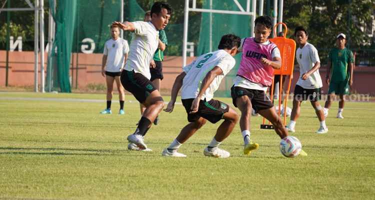 Persebaya Surabaya Batal Jamu PSIS Semarang, Ini Alasanya Persebaya Surabaya berlatih di lapangan Thor Surabaya. (Way)