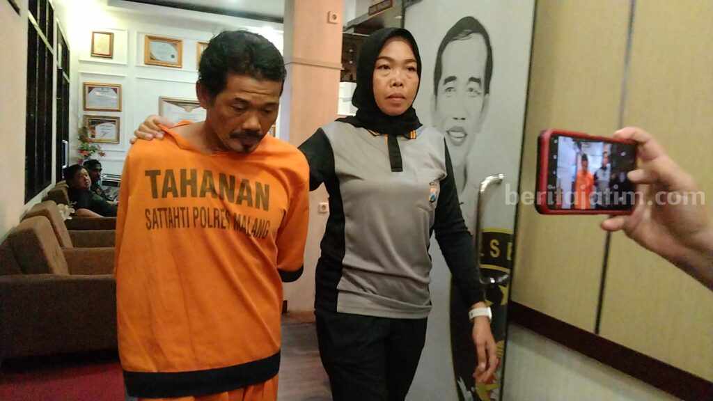 Tersangka Kasro Tanwibawa (49), warga Desa Margamulya, Kecamatan Cileles, Kabupaten Lebak, Provinsi Banten, penjual es cincau keliling ditangkap Satreskrim Polres Malang, Sabtu (25/11/2023).