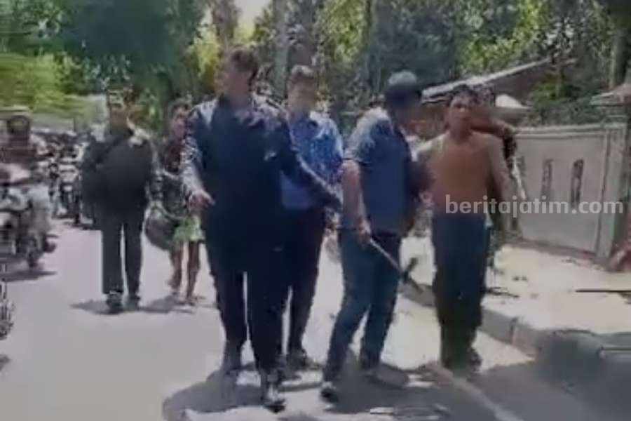 Pelaku Masrul (27) setelah diamankan oleh polisi dan warga Kota Pasuruan.